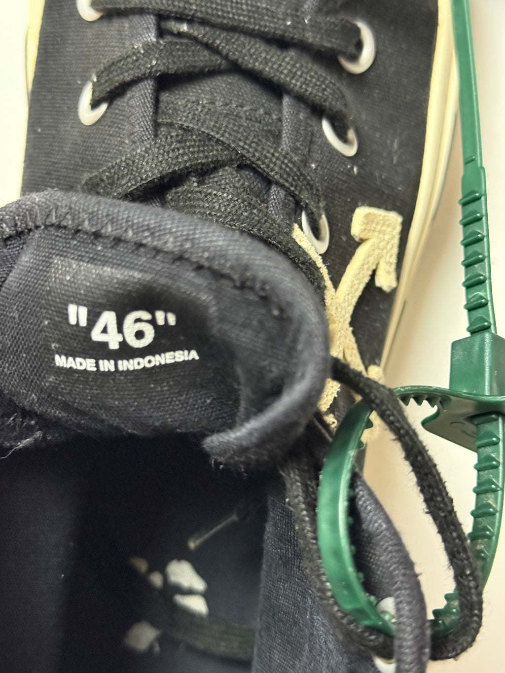Off-White Vulcanized High Sneaker  (46)   *Használt - Kiváló