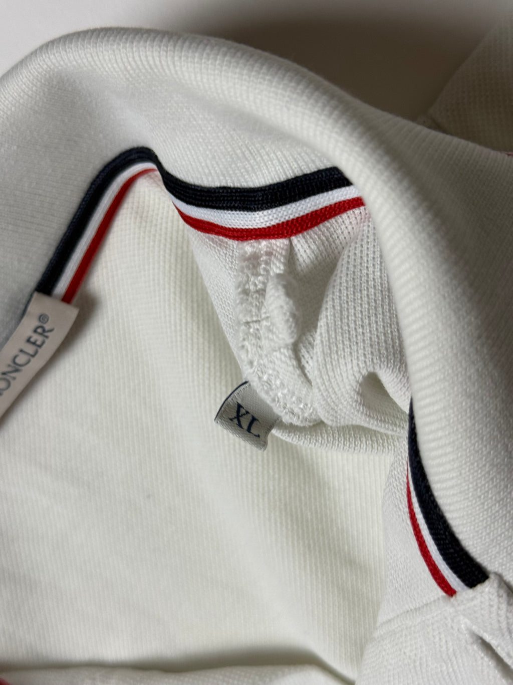 Moncler weißes Poloshirt (XL)      Gebraucht - Ausgezeichnet