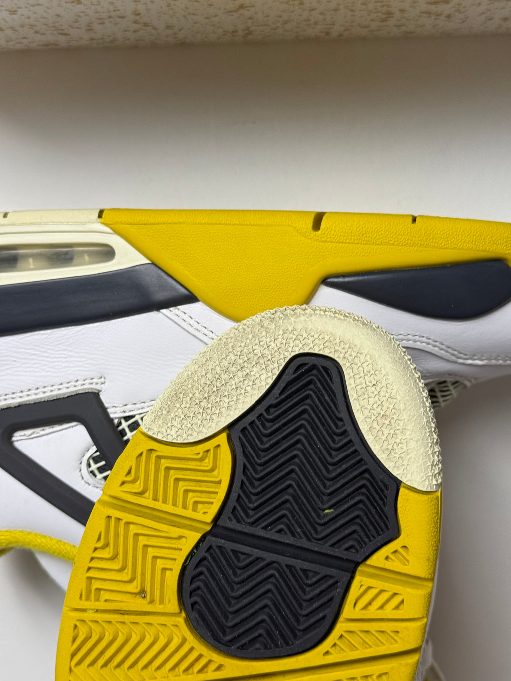 Jordan 4 Vivid Sulfur (42,5)    *Használt - Kiváló