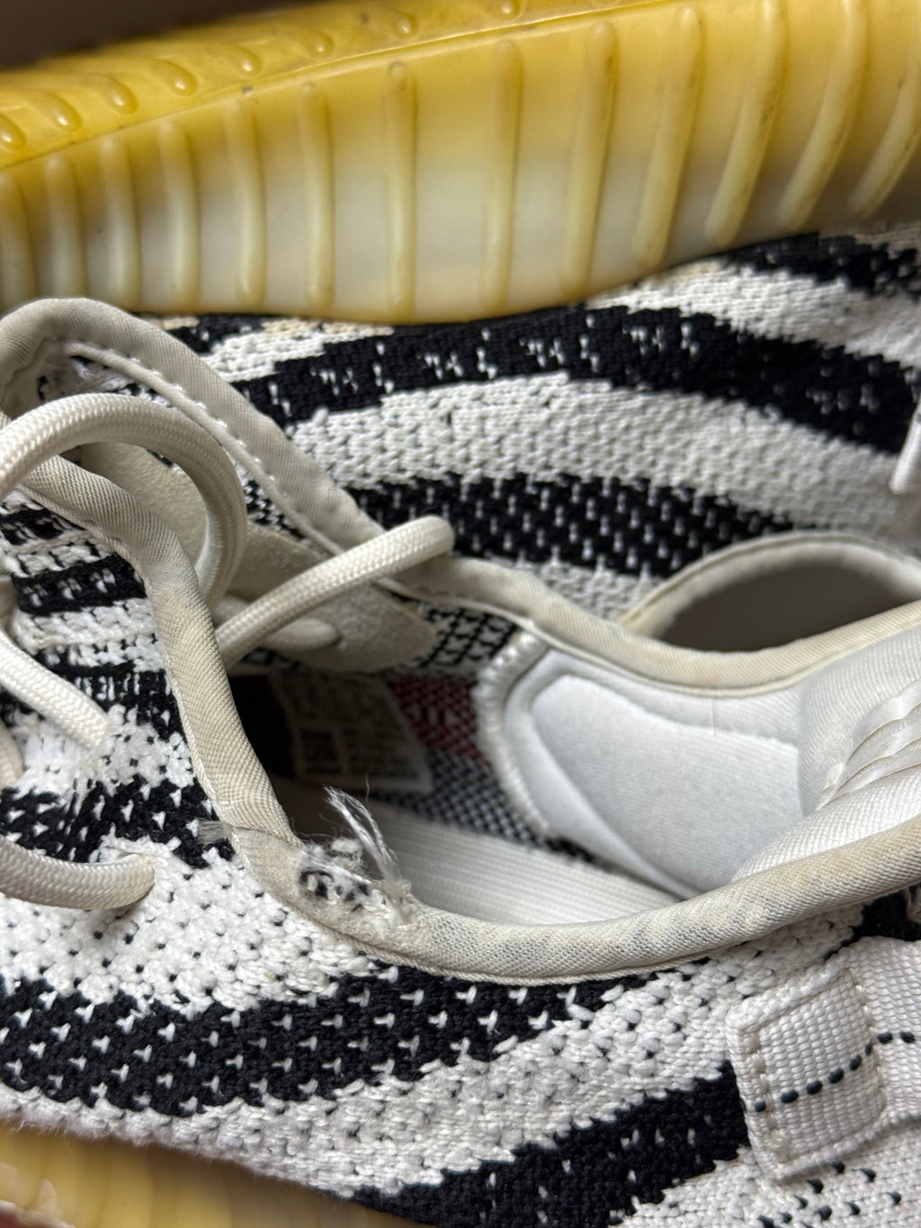 Yeezy 350 Zebra (41,5)    *Használt - Jó