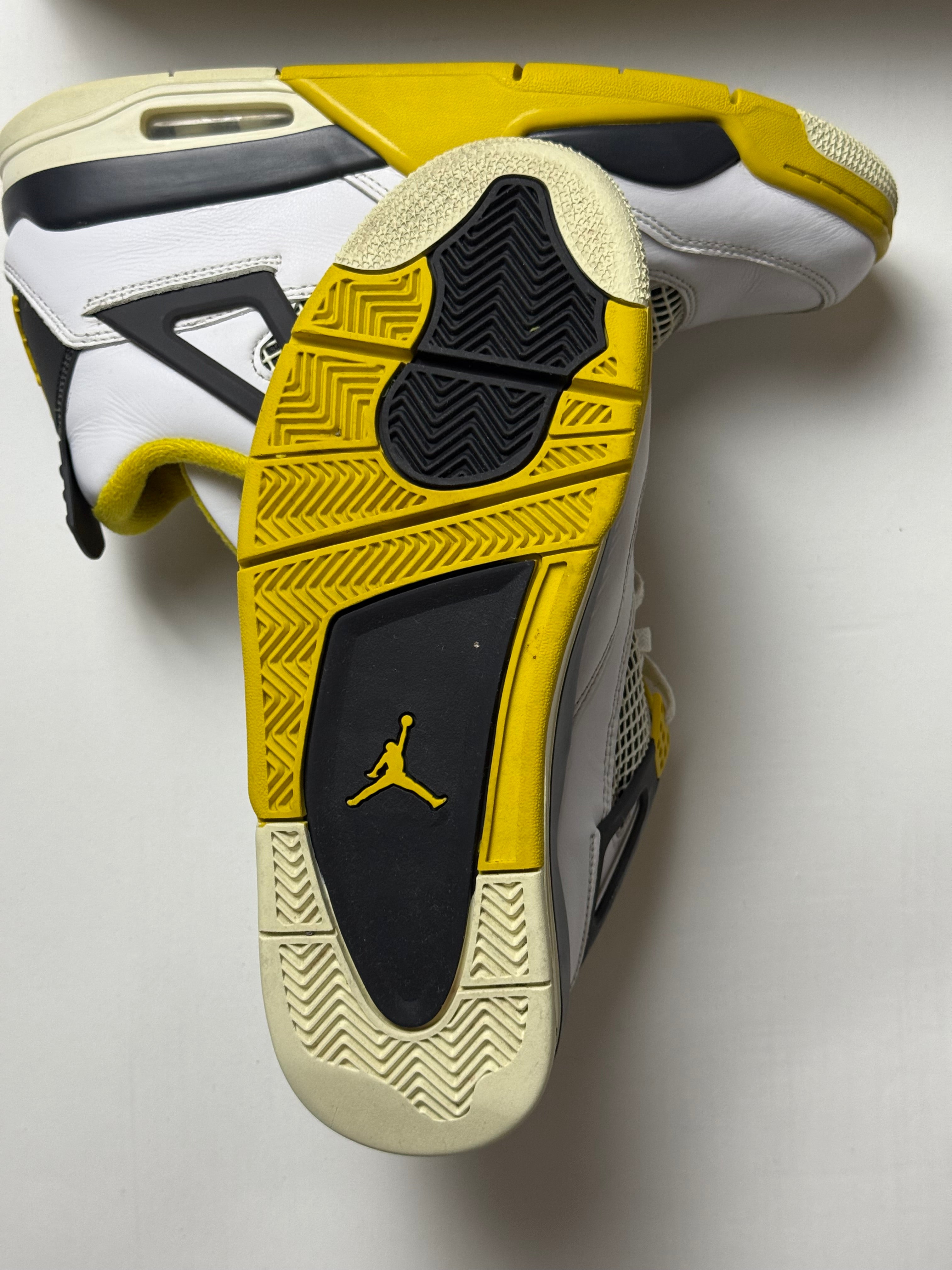 Jordan 4 Vivid Sulfur (42,5)    *Használt - Kiváló